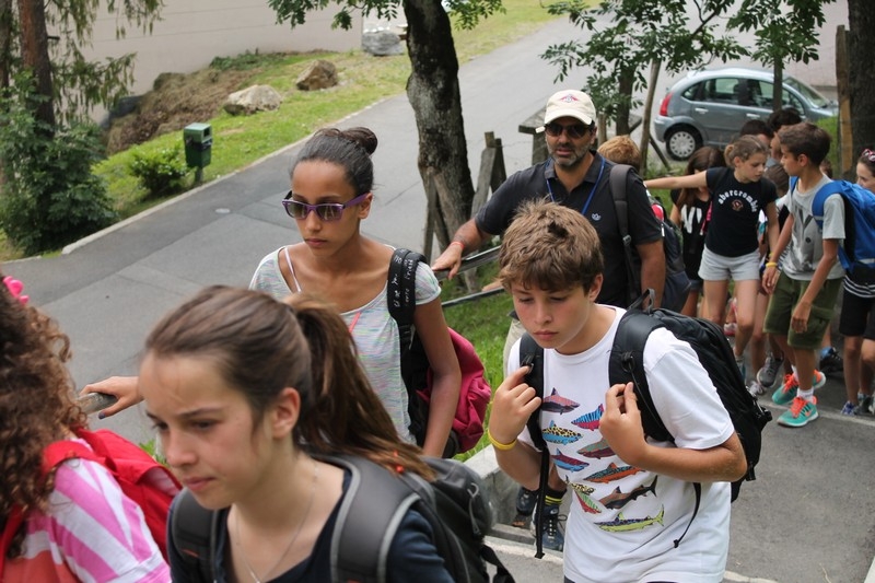 Village Camps International Summer Camp Leysin, Switzerland 2026-08-15 https://www.villagecamps.com/journals_admin/images/697-16-yellow hike (4).jpg